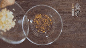 調配醬汁：依據(jù)口味倒入適量的蒜末、辣椒面、芝麻、醋、生抽、鹽、白糖，最后倒入熱油攪拌均勻。