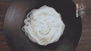 依次放入黃瓜絲、花生米、燙熟的豆芽、麻辣香腸、香菜、擺盤即可。