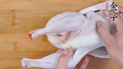 菌菇分別冷水泡發(fā)。雞處理干凈后剁成小塊，放水中浸泡半小時去血水。