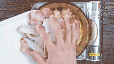 加料酒、蔥姜焯水2分鐘，清洗備用。