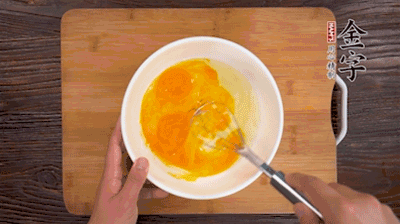 雞蛋加鹽、料酒打散后，加1.5倍溫水?dāng)嚢杈鶆颉?>
					</div>
					<span>步驟 2/5</span>
					<p>雞蛋加鹽、料酒打散后，加1.5倍溫水?dāng)嚢杈鶆颉?/p>
				</li><li>
					<div   id=