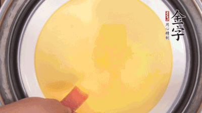 將火腿片均勻鋪上，繼續(xù)蒸6分鐘。