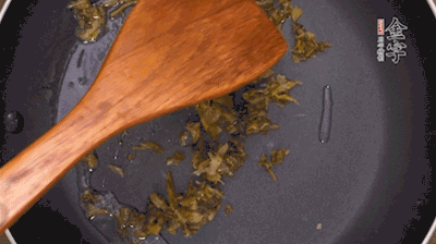 鍋中3成油溫時，下雪菜、辣椒圈翻炒40秒。