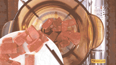 砂鍋中依次放火腿片、豆腐，大火燉開轉(zhuǎn)中小火。