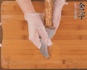 山藥去皮切滾刀塊，熱水汆燙30秒，撈出冷水浸泡。