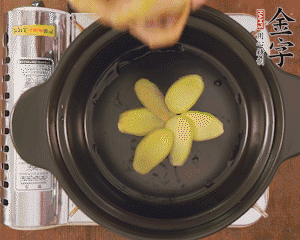 準(zhǔn)備土砂鍋，放姜片、鴿子、火腿片、蔥結(jié)、料酒，加沒(méi)過(guò)食材多些的清水，中小火燉煮。