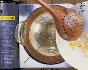 春筍丁焯水，1分鐘后加火腿丁一同汆燙1分鐘。