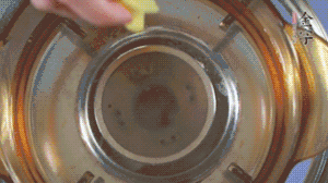 金字淡咸肉加姜片、料酒，冷水入鍋焯水。