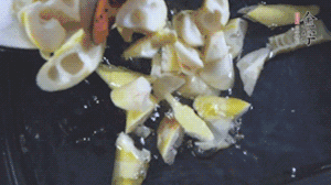 將淡咸肉、春筍、五花肉一起放入鍋中。