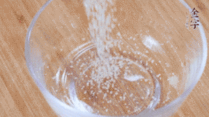 制作醬汁：1湯匙蠔油、1湯匙涼開水、2湯匙生抽、1/2湯匙白砂糖、少許辣椒圈。