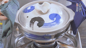 每隔30s將鍋傾斜一側(cè)。（受熱更均勻，鍋巴更噴香）