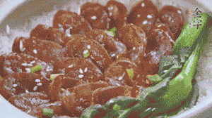 燜好后放入小青菜，均勻淋上醬汁，撒上蔥花或芝麻即可。