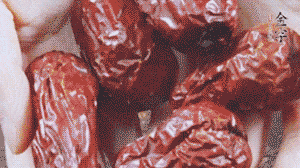 紅棗洗凈，對半剪開。