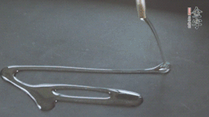 鍋中加少許油，爆香蔥姜蒜、香料 ，喜歡麻的也可以加點(diǎn)花椒！接著放入郫縣豆瓣醬煸炒出紅油。