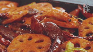 撒上芝麻和蔥，一道鮮香熱辣的麻辣香腸香鍋就做好了！