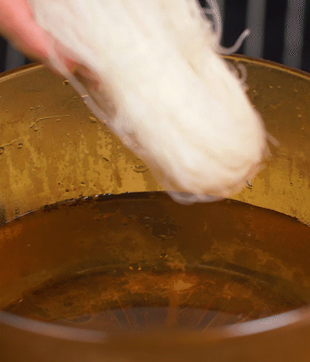 青番茄切片、金字臘肉切薄片、小米辣線(xiàn)椒切圈。