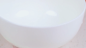 香腸切片，南瓜洗凈去皮切小塊，洋蔥切絲，米淘洗干凈備用。