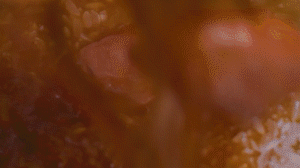 米放電飯鍋，倒入配菜，湯汁一起倒入（湯汁剛好沒(méi)過(guò)食材即可），電飯鍋開(kāi)啟煮飯模式，煮好燜20分鐘，撒蔥花。