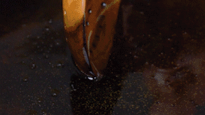 茄子切成長(zhǎng)條，拍上生粉入油鍋炸制。