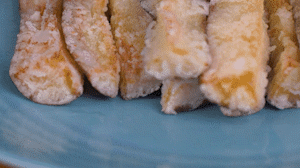 炸制油溫在7成左右，茄子炸至金黃色即可撈出。