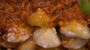 把茄子一條一條的擺好放在盤(pán)子上，上鍋蒸制3到4分鐘，出鍋后撒上蔥花。