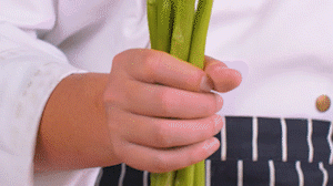 蘆筍刨去老筋，斜切小段。