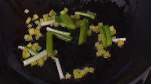 鍋中熱油，依次下姜粒、蔥段、蘆筍炒香。