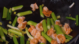 加入煎好的蝦仁，XO醬，以適量鹽、糖進行調(diào)味翻炒。