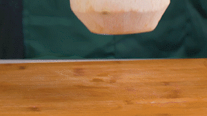 椰子切開頂部，把椰子水倒出，再把椰肉切片。