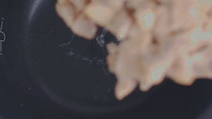 把雞、火腿、椰子水、椰肉、姜、紅棗放入電飯鍋，按下煲湯功能。