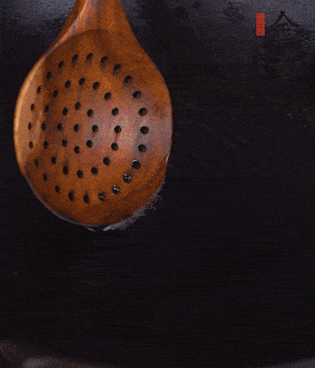 鍋中多倒些花生油，油溫達80度時，下芋頭丁炸 40 秒，直到表皮金黃，撈出待用。