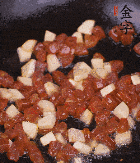 鍋中熱油，下香腸丁、茭白丁大火炒出香味。倒入米飯拍散，炒2～3分鐘。