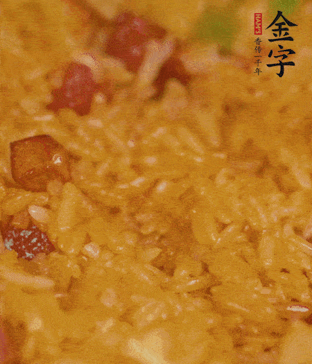 放一撮鹽、生抽少許，倒入炸好的芋頭。最后撒蔥花、蒜末翻炒均勻。