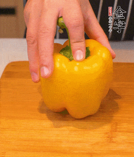 干花菇提前泡發(fā)，胡蘿卜、青椒、黃椒和花菇切丁，小紅椒切圈，小蔥切末。