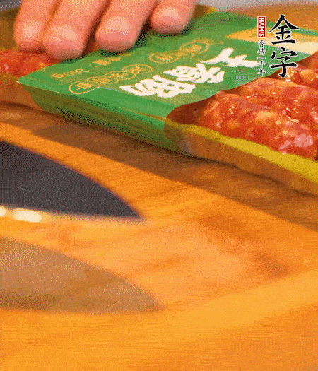 洋蔥切丁，金字土香腸切片。