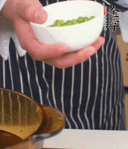 胡蘿卜、豌豆和干花菇焯水。