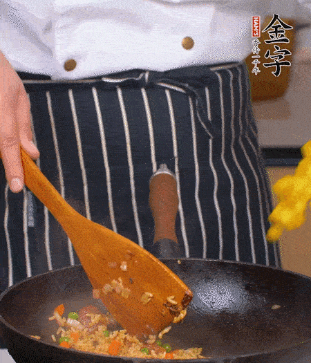 加咖喱塊、少許鹽、白糖調(diào)味，炒至咖喱塊融化后，倒米飯，翻炒至每粒米飯都包裹上咖喱，再放黃椒、青椒粒，出鍋前加菠蘿粒和小蔥翻拌均勻。