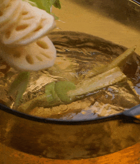 把玉米筍（對半切開）、西芹（切斜片）、蓮藕（切片），放入開水鍋內(nèi)，加點少許鹽、油，汆燙2分鐘。