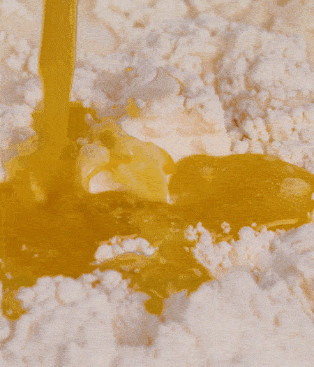 加融化的30g黃油（要不熱再倒）、黃椒、紅椒、白洋蔥、土豆、大蔥、香腸繼續(xù)攪拌均勻。