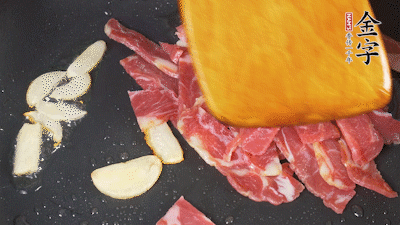 意面按照包裝時間煮熟過涼水，金字淡火腿切成小片。