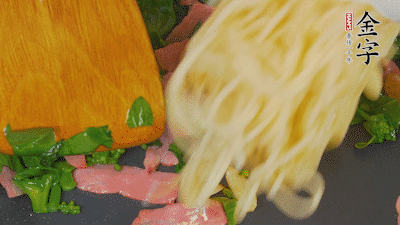 鍋中倒油燒熱，蒜片煸香，淡火腿略翻炒。