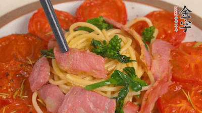 加菜花翻炒1分鐘后加意面，翻炒1分鐘后用少許鹽、黑胡椒調(diào)味即可。