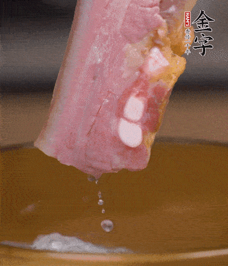 煮過的西蘭花切碎。煮熟的淡咸肉切丁。