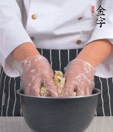 米飯中放西蘭花碎、咸肉丁，加少許黑胡椒、十來滴橄欖油拌勻。