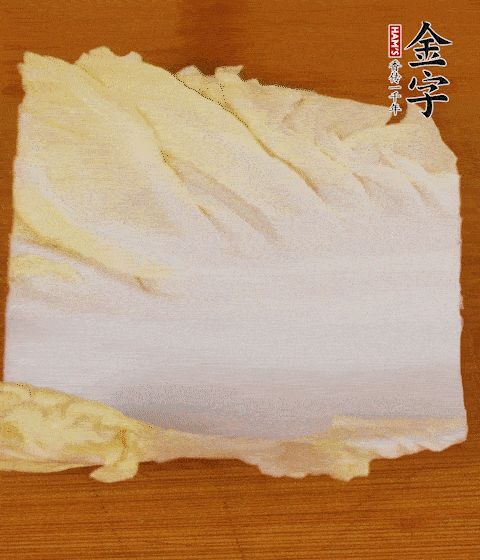 一片白菜一片淡火腿交替疊起，疊個(gè)兩三層放進(jìn)鍋內(nèi)，直到塞滿鍋。