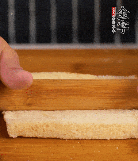 吐司切去四邊，搟??；烤腸竹簽穿過。