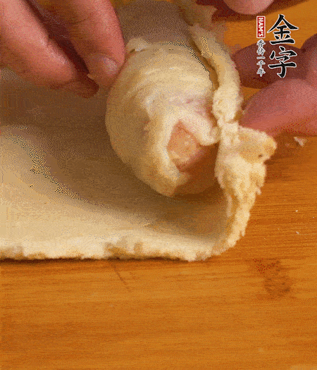 吐司卷起香腸，吐司尾端涂抹少許全蛋液，卷好的吐司表面蘸上蛋液，在裹上一層面包糠，送入預熱好的烤箱中。