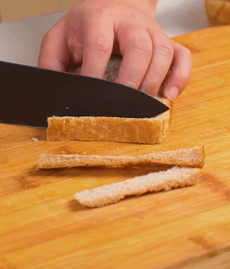 取1片黑麥吐司片，去掉邊邊，涂上一層蛋黃醬。