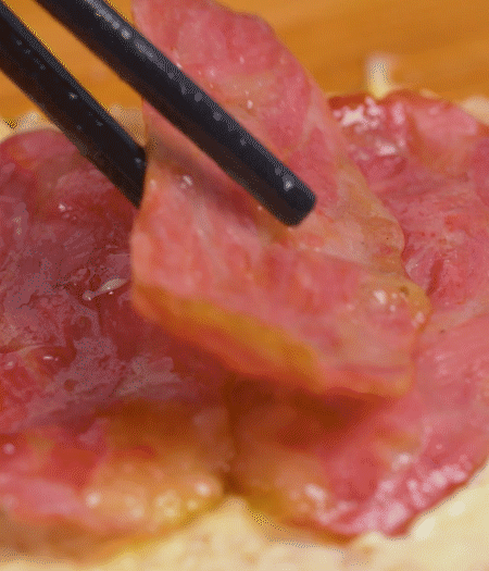 放上火腿、芝士片、生菜，再放一片土司。