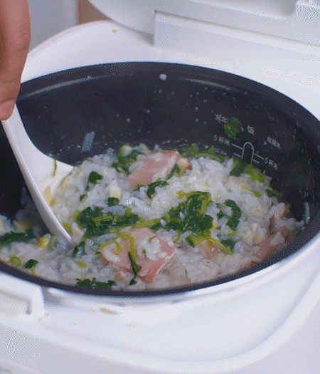 煮好時(shí)加白胡椒適當(dāng)調(diào)味。